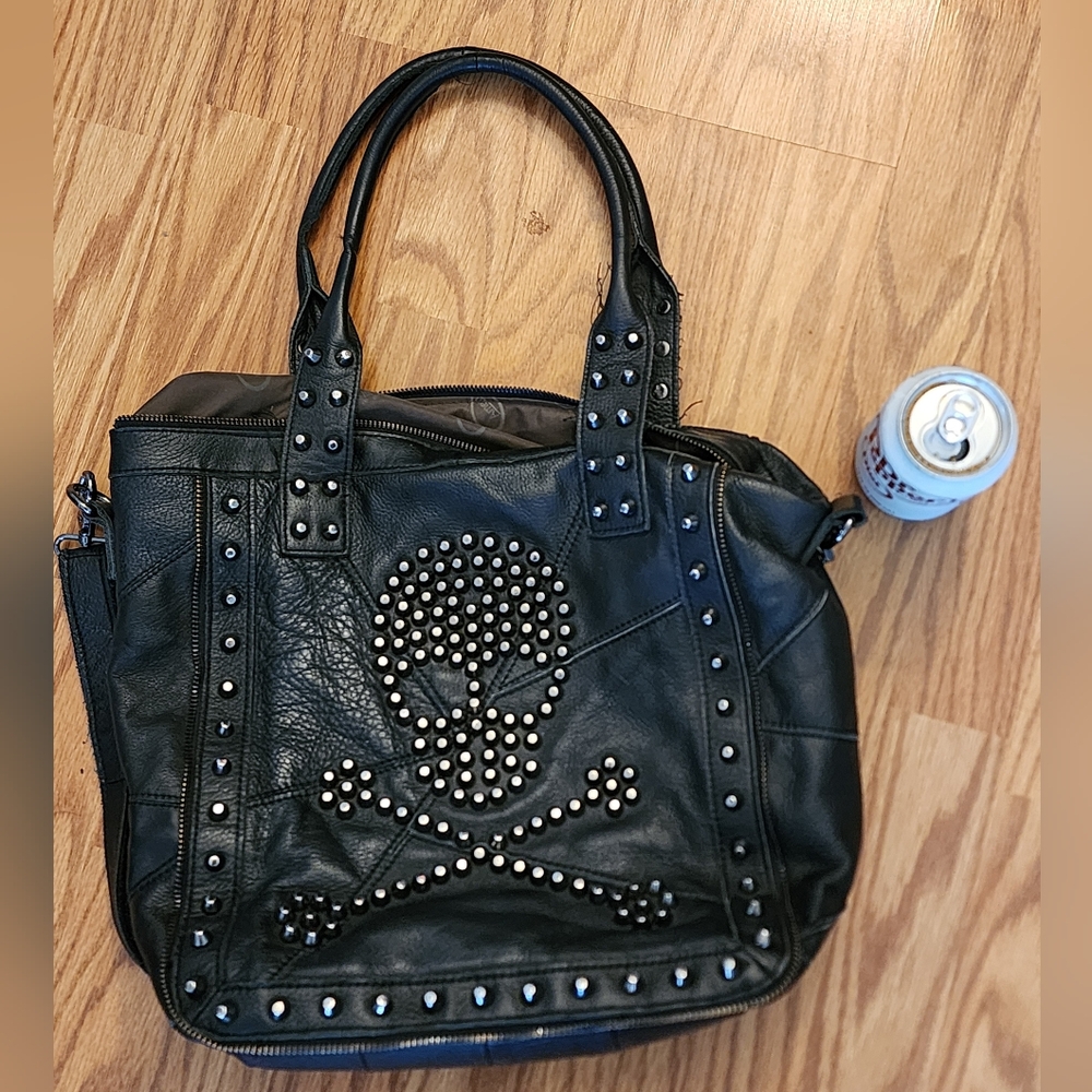 Amerileather Qmetal Skull Crossbone large black leather handbag. EUC.